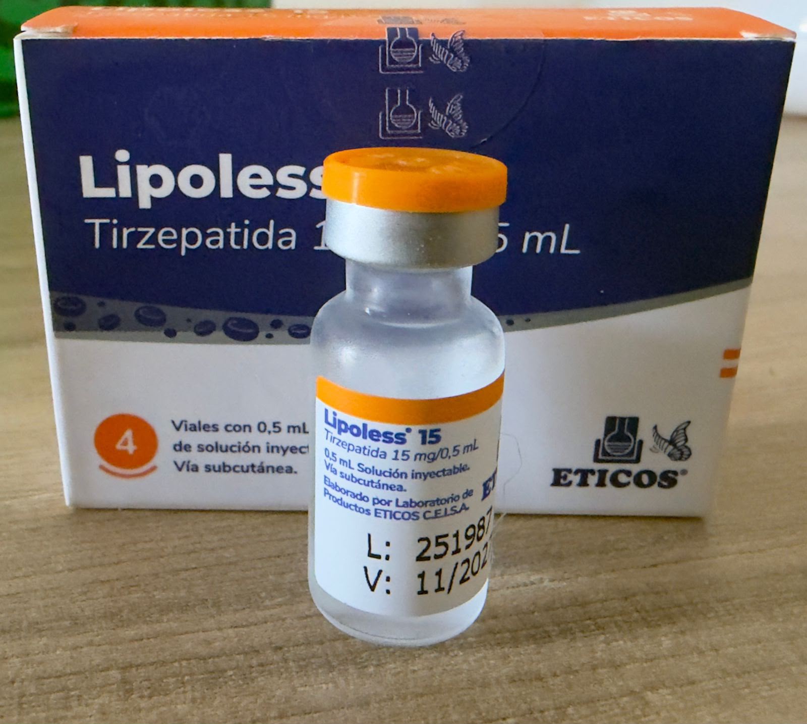 Frasco Lipoless 15 tirzepatida 15 mg/0,5 mL à frente da caixa Eticos