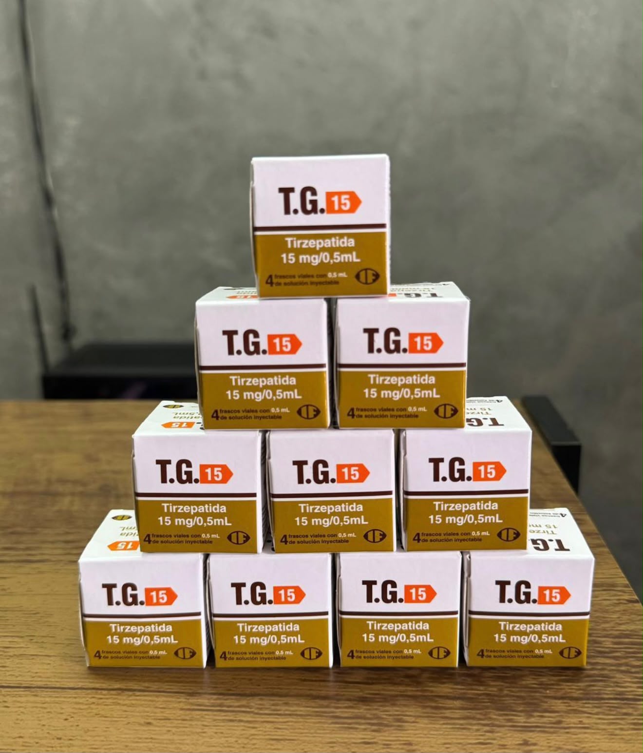 Caixas T.G. 15 tirzepatida 15 mg empilhadas em pirâmide