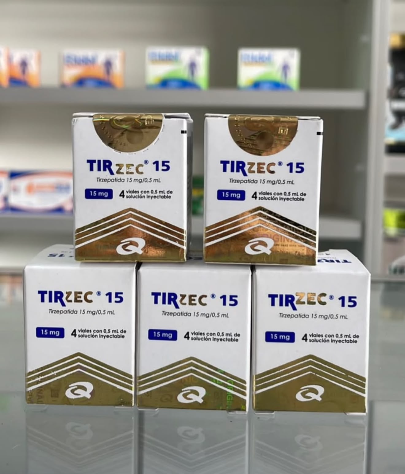 Caixas Tirzec 15 tirzepatida empilhadas em vitrine