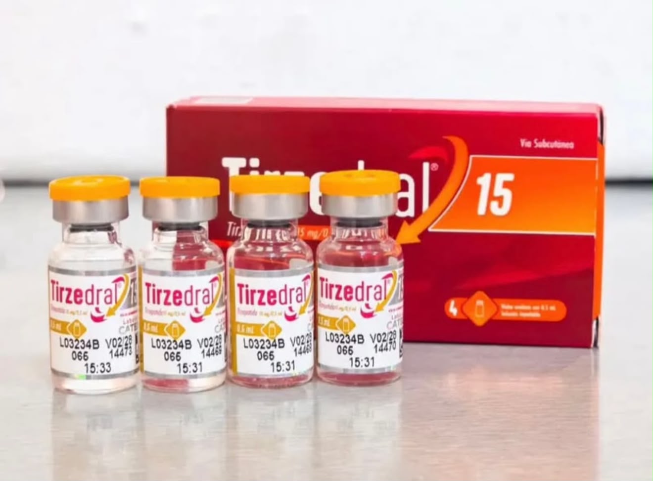Quatro frascos Tirzedral 15 ao lado da caixa vermelha